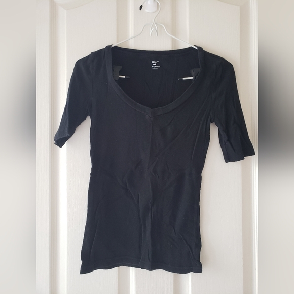 Black Gap half sleeve v-neck scoop top - Picture 4 of 4